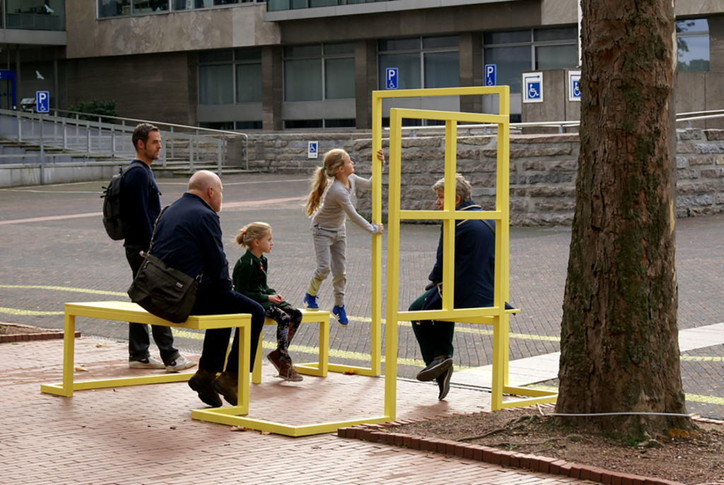 Stadtmobiliar in Form von urbanem Sitzdesign, das an Räume erinnert und einladende Gemeinschaftsbereiche schafft.