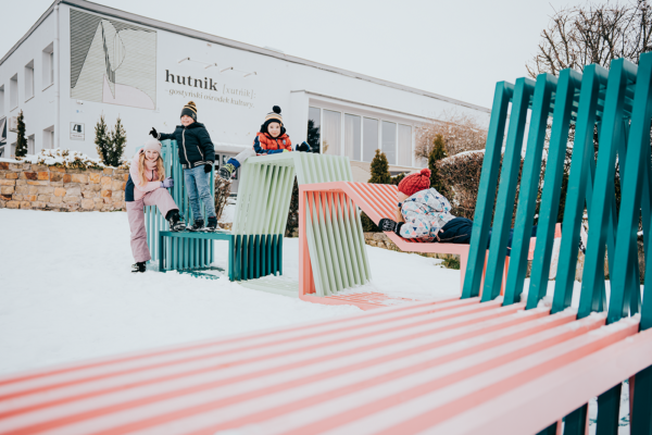 Die räumliche Installation „Intersections“ in Gostyń belebt den urbanen Raum mit ihrer dynamischen Form und lädt zur Interaktion, Entspannung und Begegnung ein.