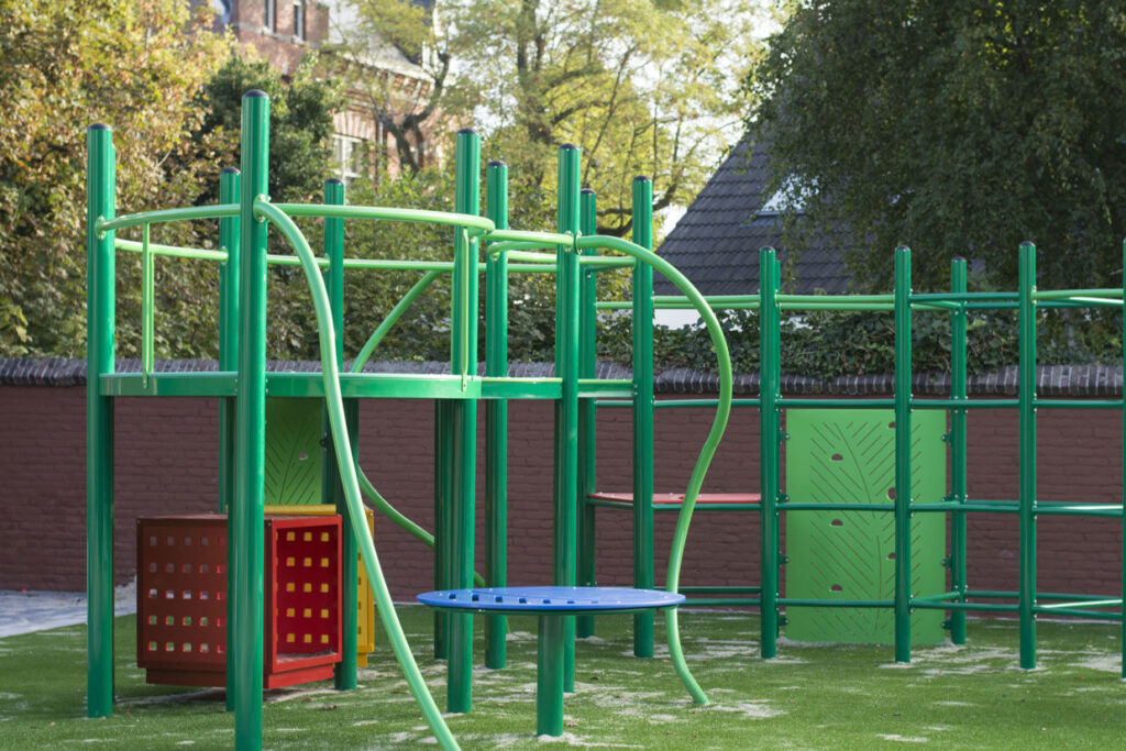 This playground references traditional playgrounds created from steel pipes but at the same time has a contemporary appearance. The emphasis is on the natural environment, created both by the round shape of the structure as well as the shades of green. It resembles an abstract garden.